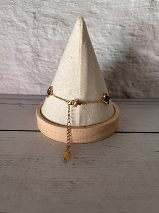 Pulsera con tréboles negros y dorados