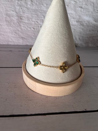 Pulsera con tréboles negros y dorados