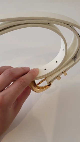 Cinturón Bershka blanco y dorado