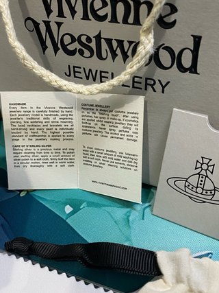 Collar Vivienne Westwood Dorado y Rojo