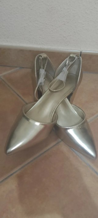 Zapatos de tacón dorados