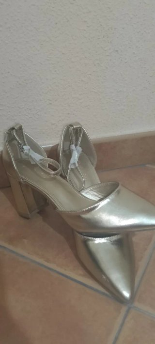Zapatos de tacón dorados