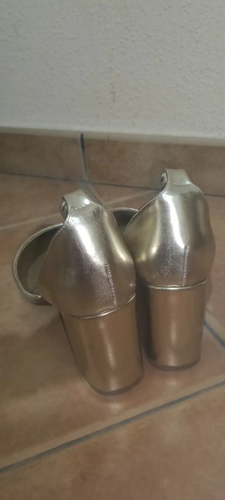 Zapatos de tacón dorados