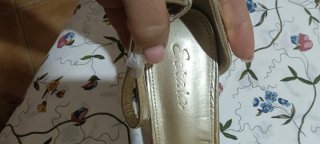 Zapatos de tacón dorados