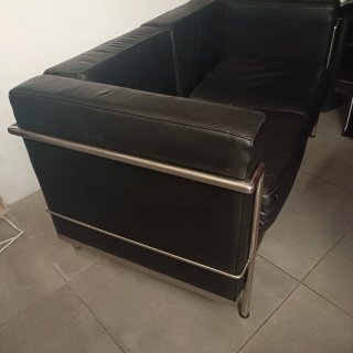 Sofá de diseño en piel y metal