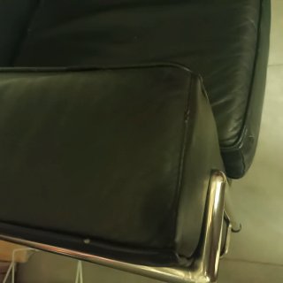 Sofá de diseño en piel y metal