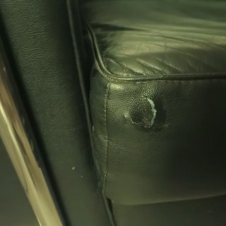 Sofá de diseño en piel y metal