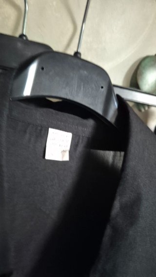 Camicia nera con maniche a campana