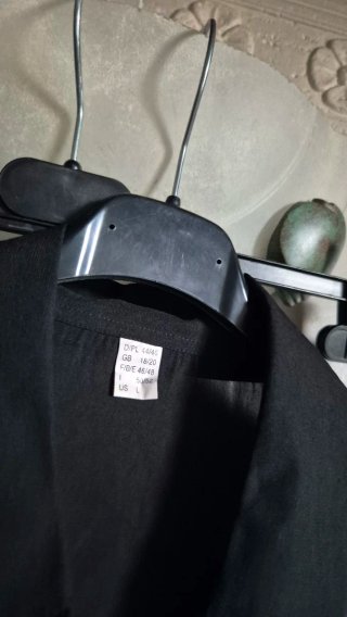 Camicia nera con maniche a campana