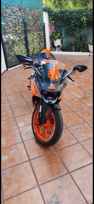 KTM RC 125 Naranja y Blanca