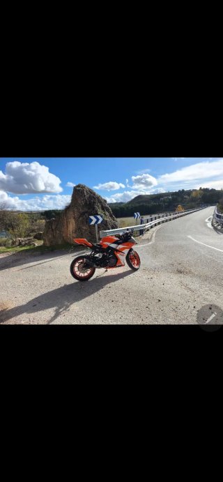 KTM RC 125 Naranja y Blanca