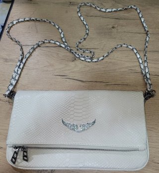 Bolso de mano blanco con cadena plateada