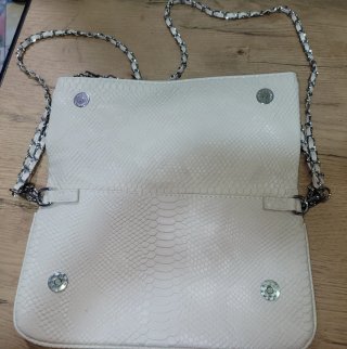 Bolso de mano blanco con cadena plateada