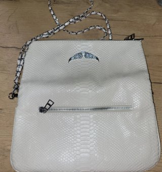 Bolso de mano blanco con cadena plateada