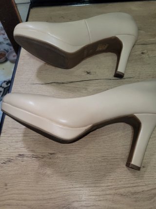 Bolso de mano blanco con cadena plateada