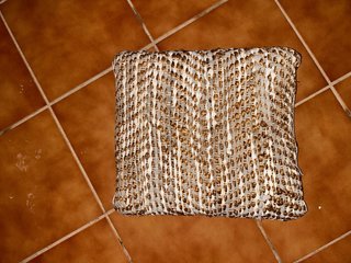 Cojín decorativo tejido beige y marrón