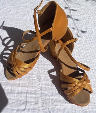 Zapatos de baile dorados