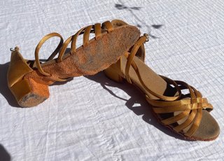 Zapatos de baile dorados