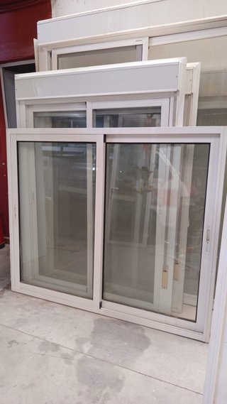 Ventana corredera de aluminio blanca