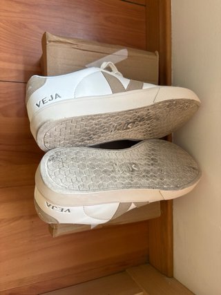 Zapatillas Veja blancas y beige