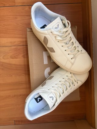 Zapatillas Veja blancas y beige