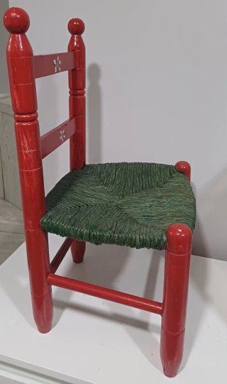 Silla infantil roja con asiento de esparto