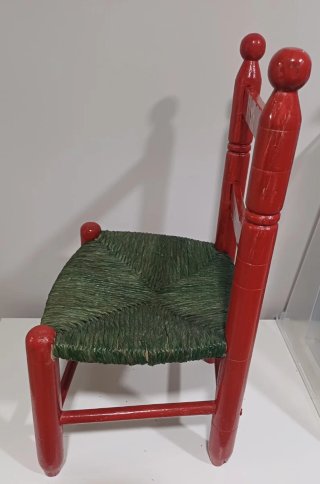 Silla infantil roja con asiento de esparto