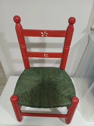 Silla infantil roja con asiento de esparto