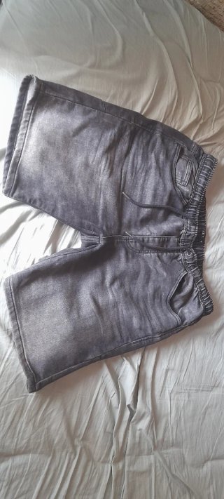 Pantalón corto estilo vaquero negro-gris con goma