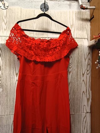 Mono rojo mujer con escote volante Talla L/XL