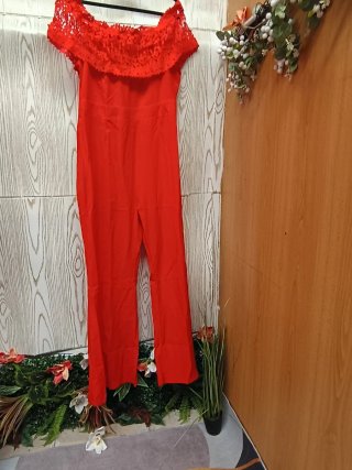 Mono rojo mujer con escote volante Talla L/XL