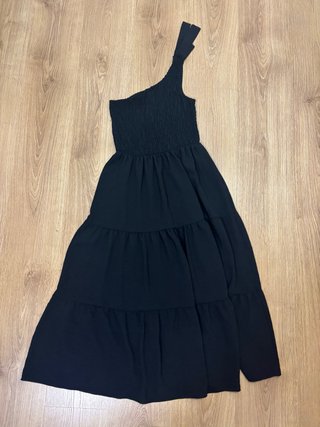 Vestido negro asimétrico con volantes