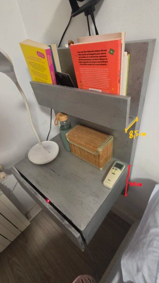 Mesita de noche de madera y bambú.