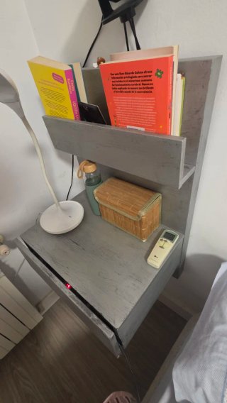 Mesita de noche de madera y bambú.