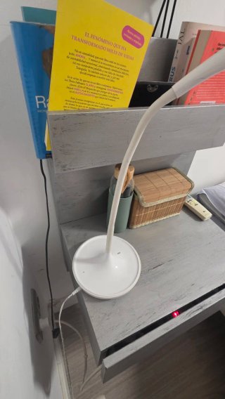 Mesita de noche de madera y bambú.