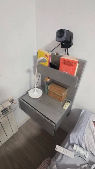 Mesita de noche de madera y bambú.