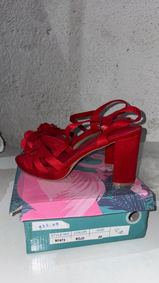 Zapatos de tacón rojos con flor