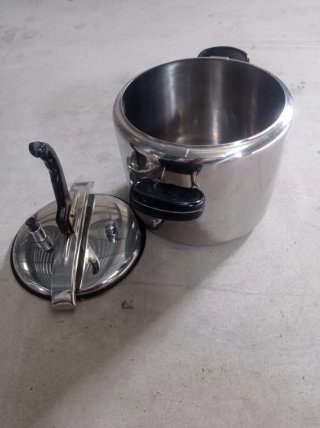 Olla a presión metálica y plástica