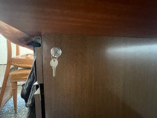 Escritorio de madera con llave