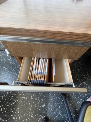 Escritorio de madera con llave