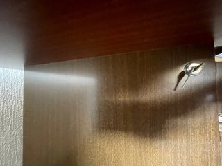 Escritorio de madera con llave