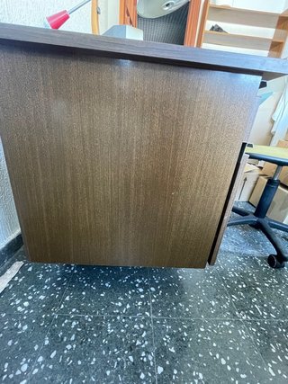 Escritorio de madera con llave