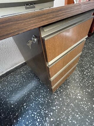 Escritorio de madera con llave