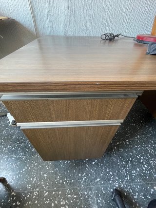 Escritorio de madera con llave