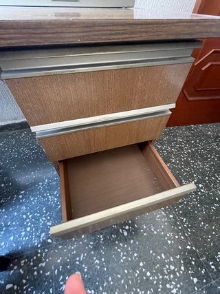 Escritorio de madera con llave