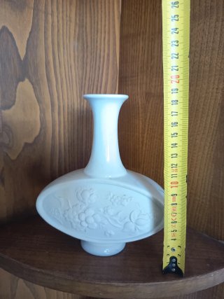 Jarrón de porcelana blanco con relieve