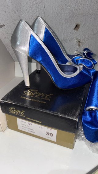 Zapatos y cartera Suyi azul y plata