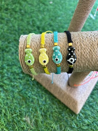 Pulseras macramé con pez de cerámica