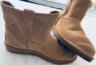 Stivaletti UGG traforati marrone taglia 38