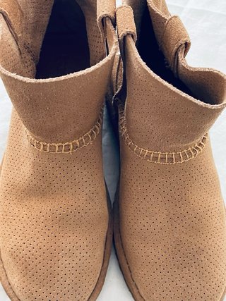Stivaletti UGG traforati marrone taglia 38